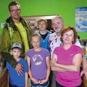 Na Hali Miziowej – Ewa i Jerzy Misikowie (z prawej) oraz Jakub Chrapek z Francesco Team, wspólnoty, która rozpoczęła EwB – z młodszym pokoleniem.