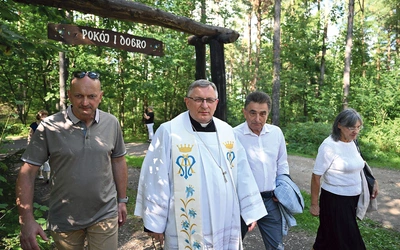 Pielgrzymowali też biskup  i burmistrz. 