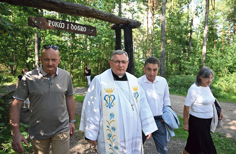 Pielgrzymowali też biskup  i burmistrz. 