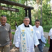 Pielgrzymowali też biskup  i burmistrz. 