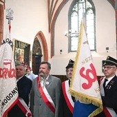 W świątyni obecne były poczty sztandarowe. 