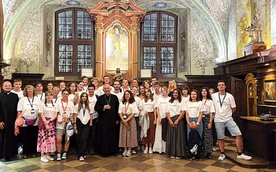Pamiątkowe zdjęcie pielgrzymów  z abp. Wacławem Depą, metropolitą częstochowskim. 
