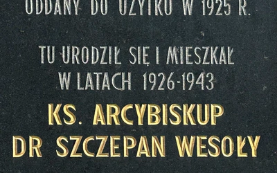 Pamiątkowa tablica na domu rodzinnym  przy ul. Ponia- towskiego  w Katowicach.