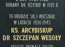 Pamiątkowa tablica na domu rodzinnym  przy ul. Ponia- towskiego  w Katowicach.
