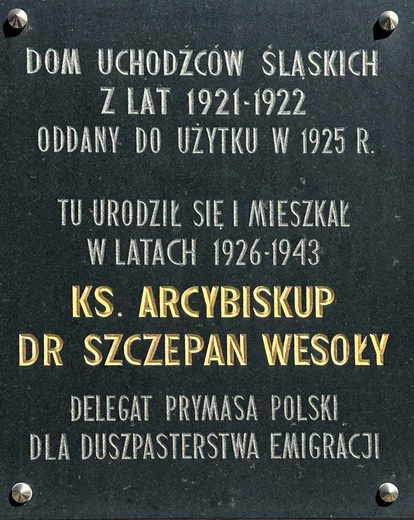 Pamiątkowa tablica na domu rodzinnym  przy ul. Ponia- towskiego  w Katowicach.
