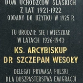 Pamiątkowa tablica na domu rodzinnym  przy ul. Ponia- towskiego  w Katowicach.