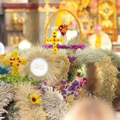 Piękna świątynia zamieniła się w ogród i wypełniła się słowami wdzięczności za plony ziemi.  