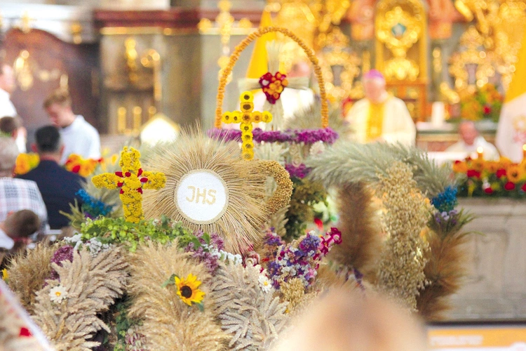 Piękna świątynia zamieniła się w ogród i wypełniła się słowami wdzięczności za plony ziemi.  