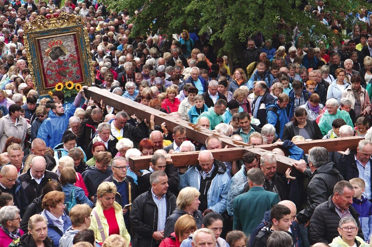 Pielgrzymka rozpocznie się o godz. 9 Drogą Krzyżową  przy stacji „U Piłata”.  O 11.30 przy ołtarzu polowym zostanie odprawiona  Msza św.