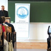 Lekcje religii prowadzi u nas ok. 700 osób – 200 księży i prawie 500 świeckich. Od 5 lat na czele Wydziału Katechetycznego stoi ks. Zakrzewski.”