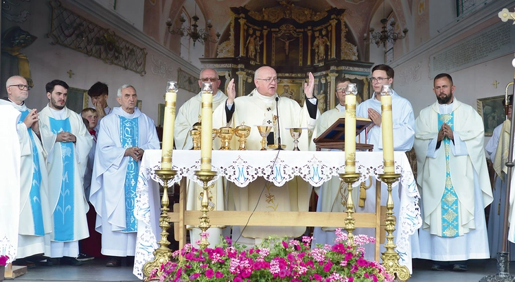 – Mamy naśladować Maryję jako Tę, która nosi w sercu Jezusa Chrystusa, Księcia Pokoju  – mówił abp Józef Górzyński. 