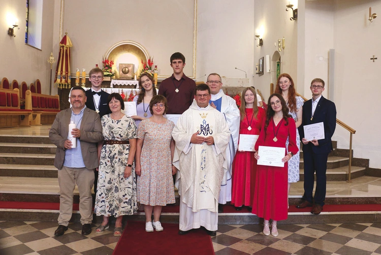 S. Agnieszka Szczęsna, ks. Paweł Krasiński i ks. Przemysław Wójcik z młodymi, którzy otrzymali krzyże animatorskie, i nową parą diecezjalną Domowego Kościoła Iwoną i Zbigniewem Bielami.