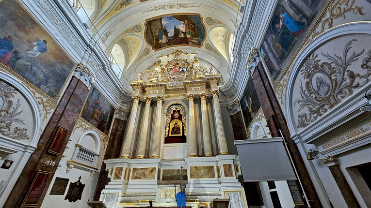 Odnowiony ołtarz w prezbiterium.