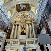 Odnowiony ołtarz w prezbiterium.