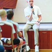 Prelegent prowadzi kanał o nazwie Ceremoniarz na TikToku.