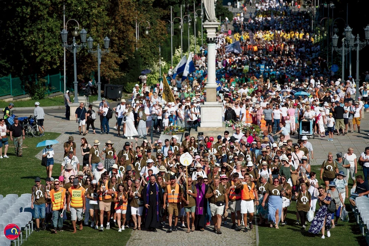 Wejście naszych pielgrzymów na jasnogórskie wzgórze.