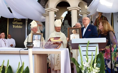 Tradycją spotkań są upominki  od budowniczych kapliczki  dla wszystkich uczestników. W tym roku były to portrety papieża  Leona XIV.