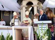 Tradycją spotkań są upominki  od budowniczych kapliczki  dla wszystkich uczestników. W tym roku były to portrety papieża  Leona XIV.