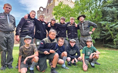 Harcerze  na tle Golgoty  w Kałkowie- -Godowie.