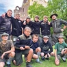 Harcerze  na tle Golgoty  w Kałkowie- -Godowie.