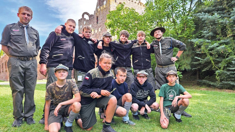 Harcerze  na tle Golgoty  w Kałkowie- -Godowie.