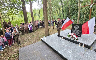 Warta w miejscu mordu niezłomnych.