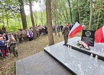 Warta w miejscu mordu niezłomnych.