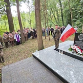 Warta w miejscu mordu niezłomnych.