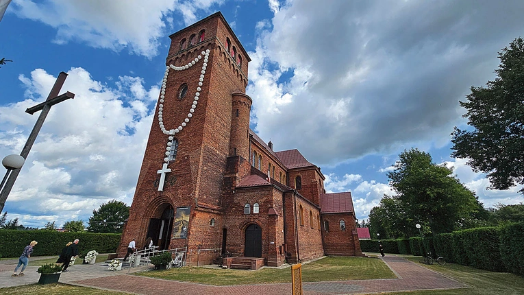Na fasadzie kościoła wisi kilkudziesięciometrowy różaniec, który świeci w nocy i jest widoczny dla kierowców.