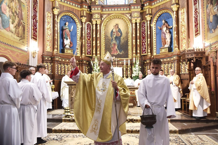 Poświęcenie kościoła podczas uroczystości odpustowych 31 sierpnia.