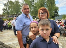 Państwo Rymarczykowie z Pasierbca przychodzą, by powierzać Maryi rodzinę.