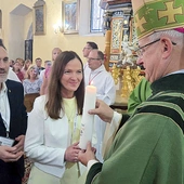 Na koniec pielgrzymki pary odpowiedzialne za kręgi otrzymały z rąk bp. Marka Mendyka świece.