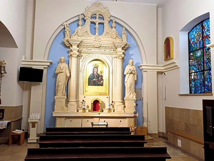 Wizerunek Matki Bożej Różańcowej Królowej Rodzin od pokoleń towarzyszy modlitwie i życiu parafian.