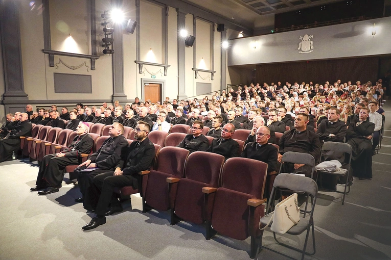 Program spotkania obejmował Eucharystię w katedrze  oraz część formacyjną w Katolickim Domu Kultury.