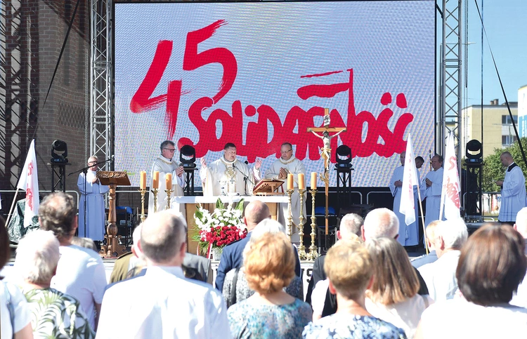 W niedzielę były Msza św., okolicznościowe przemówienie prof. Grzegorza Kucharczyka, złożenie kwiatów pod Białym Krzyżem Solidarności i pomnikiem ks. prał. Witolda Andrzejewskiego, a także projekcja filmu „Opór. Gorzowski sierpień ‘82” Wojciecha Turczyńskiego i otwarcie na dziedzińcu plebanii czterech wystaw przygotowanych przez IPN.
