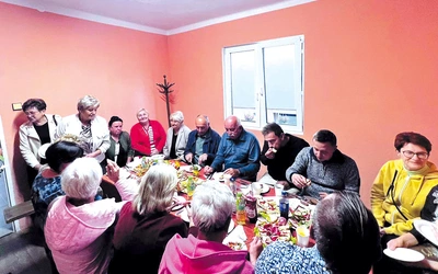 Najpierw było spotkanie przy stole eucharystycznym w kaplicy, a potem – jak na prawdziwe świętowanie przystało – przy stole z dobrym jedzeniem w obiekcie, przygotowanym specjalnie przez panie dla pracujących przy remoncie panów. To miejsce będzie służyło osobom potrzebującym, ale też całej parafii jako miejsce spotkań.