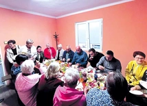Najpierw było spotkanie przy stole eucharystycznym w kaplicy, a potem – jak na prawdziwe świętowanie przystało – przy stole z dobrym jedzeniem w obiekcie, przygotowanym specjalnie przez panie dla pracujących przy remoncie panów. To miejsce będzie służyło osobom potrzebującym, ale też całej parafii jako miejsce spotkań.