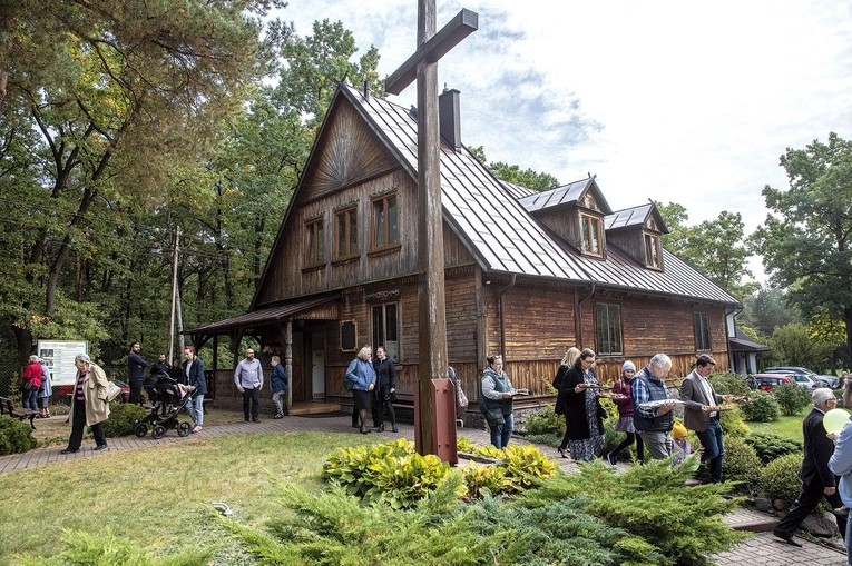 Msze św. niedzielne odprawiane są tu o godz. 10.30.