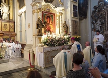 Maryja wyprasza wino Bożych łask.