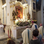 Maryja wyprasza wino Bożych łask.