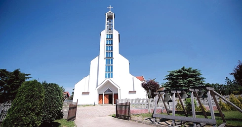 Obecnie nad miejscowością dominuje nowoczesna wieża budowli.