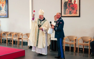 Biskup otrzymał tzw. lizak – tarczę do kierowania ruchem drogowym.