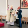 Biskup otrzymał tzw. lizak – tarczę do kierowania ruchem drogowym.