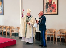 Biskup otrzymał tzw. lizak – tarczę do kierowania ruchem drogowym.