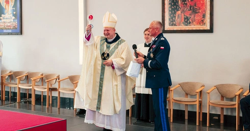 Biskup otrzymał tzw. lizak – tarczę do kierowania ruchem drogowym.