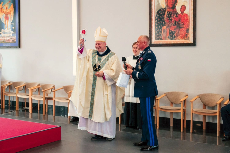 Biskup otrzymał tzw. lizak – tarczę do kierowania ruchem drogowym.