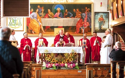 Liturgię koncelebrowali kapłani z dekanatu oraz duchowni związani ze wspólnotą.