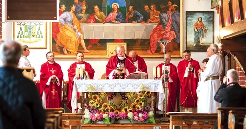 Liturgię koncelebrowali kapłani z dekanatu oraz duchowni związani ze wspólnotą.