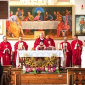 Liturgię koncelebrowali kapłani z dekanatu oraz duchowni związani ze wspólnotą.