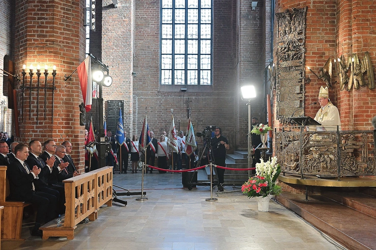 Homilii abp. Tadeusza Wojdy wysłuchali prezydenci Polski  – Karol Nawrocki i Andrzej Duda.